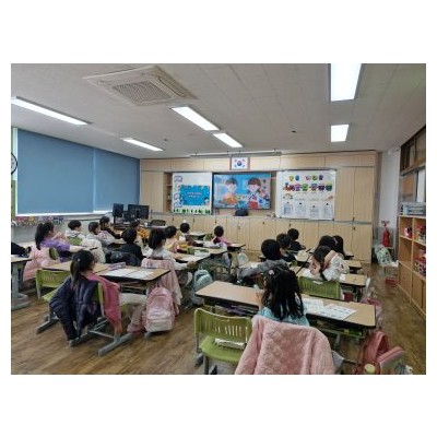 선생님을 따라서 우리도 깨끗하게 청소해요~~